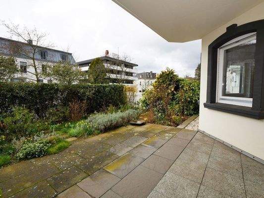 Terrasse mit kleinem Gärtchen