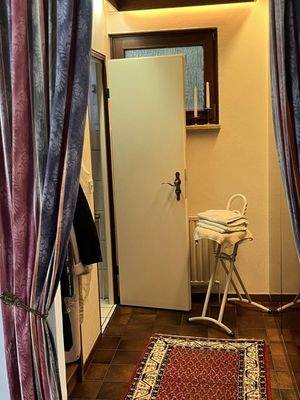 Blick auf Flur mit Garderobe