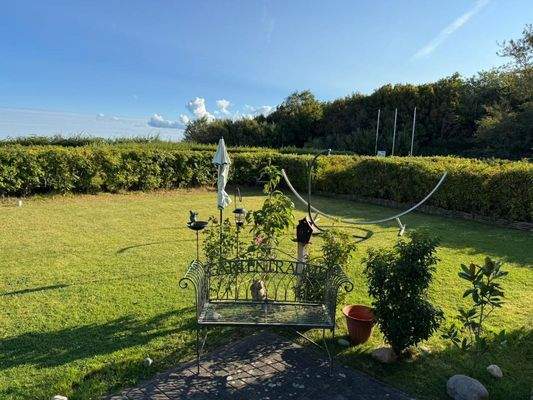 Stimmungsvolle Gartenansicht im warmen Spätsommerlicht