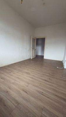 Leerer Raum mit Holzboden