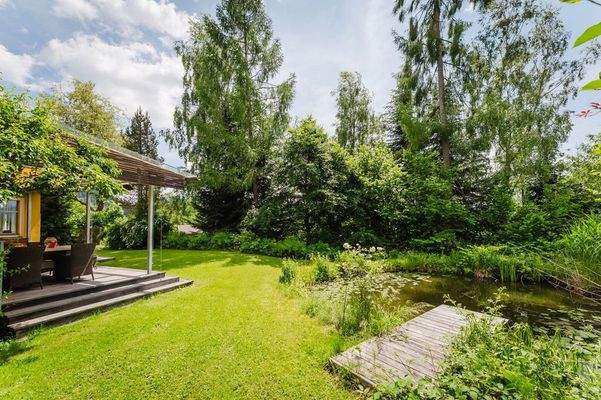 Der liebevoll angelegte Garten mit Naturschwimmteich