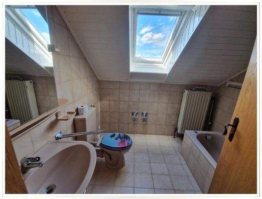 Bad mit Wanne und Fenster