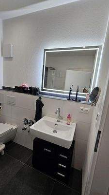 Waschbecken mit Spiegel