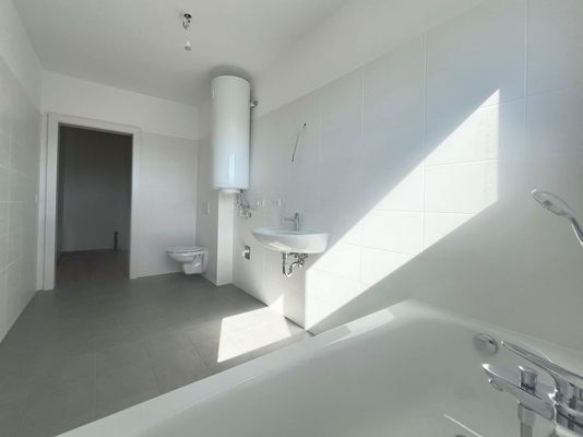 Badezimmer mit Wanne & Toilette