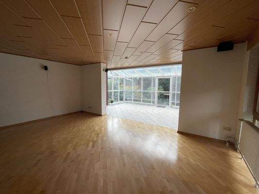 Wohnzimmer mit Blick in den Wintergarten