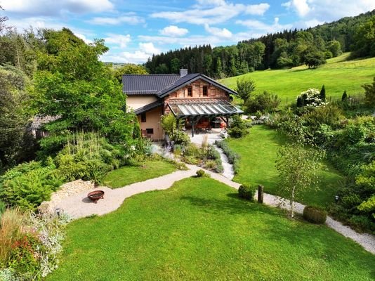 Blick auf das Wohnhaus über den Garten