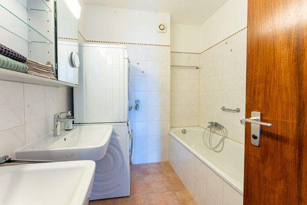 Bad mit Dusche, Wanne und WaMa-Anschluss