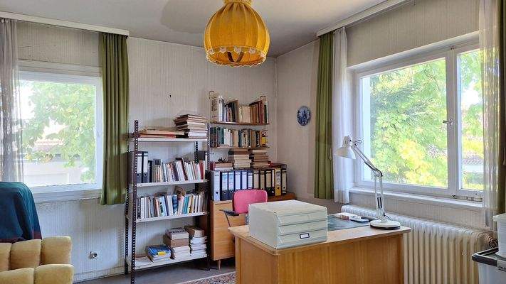 Zimmer zur Straße im Obergeschoss