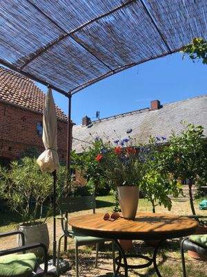 Terrasse Gartenhaus mit Blick zum Innenhof.JPG