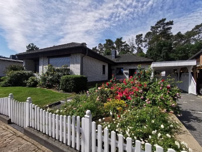 Winkelbungalow mit Photovoltaikanlage, Keller und Carport in ruhiger Randlage