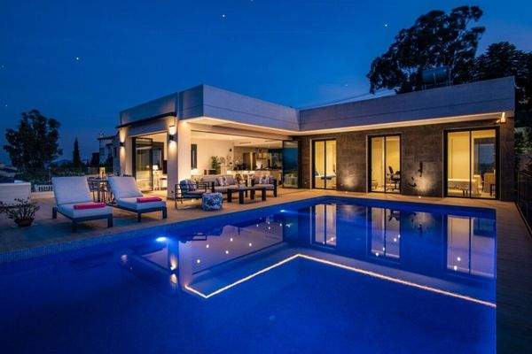 Terrasse und Pool bei Nacht