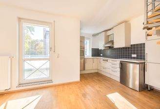 Küchenbereich mit Zugang auf Südbalkon