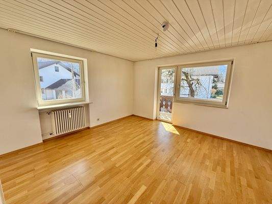 OG: Schlafzimmer mit Balkonzugang