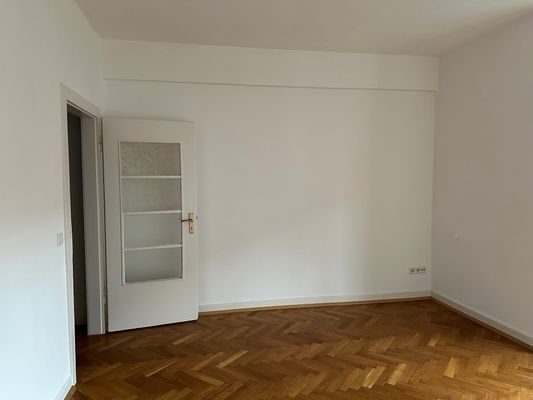 IMG_Zimmer mit Tür.jpg