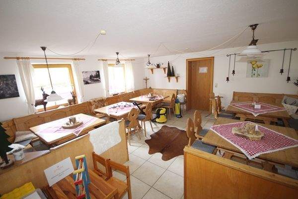 Gemütlicher Aufenthaltsraum mit ländlichem Charme