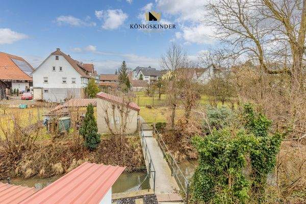 Idyllischer Gartenbereich mit Steg