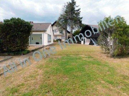 Garten mit beiden Nebengebäuden