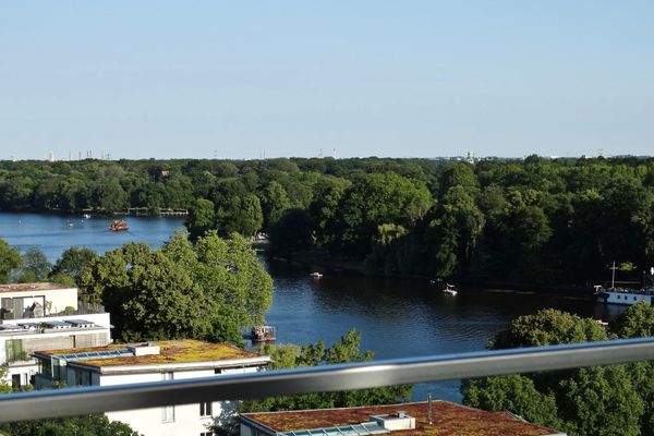 Blick vom Balkon entlang der Uferlandschaften