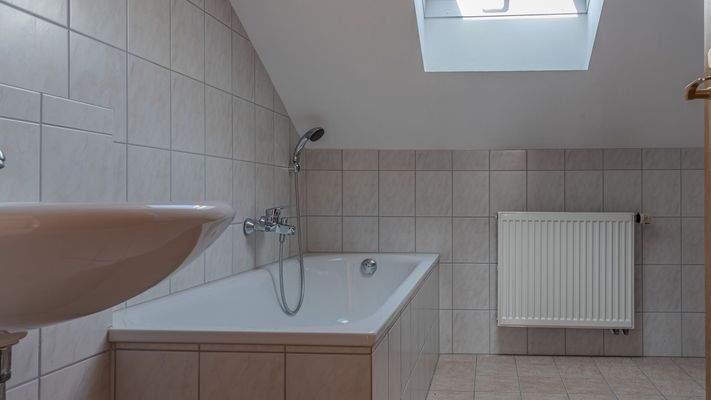 Badezimmer mit Wanne und Dusche Obergeschoss