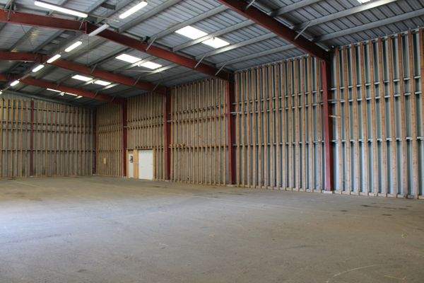 Halle 1 innen Bild 1.JPG