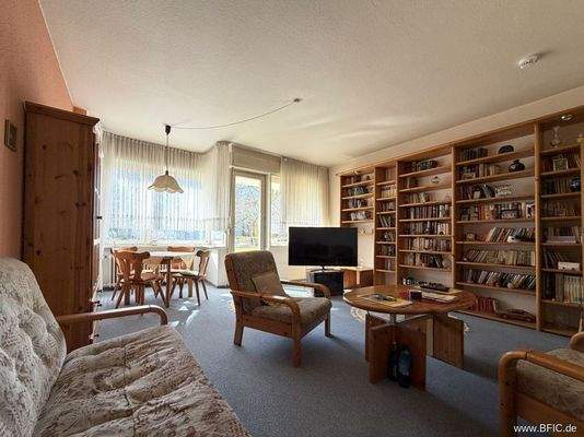 Wohnzimmer mit Balkon