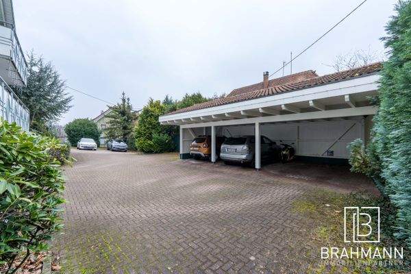 Carport und Sicht auf den Innenhof