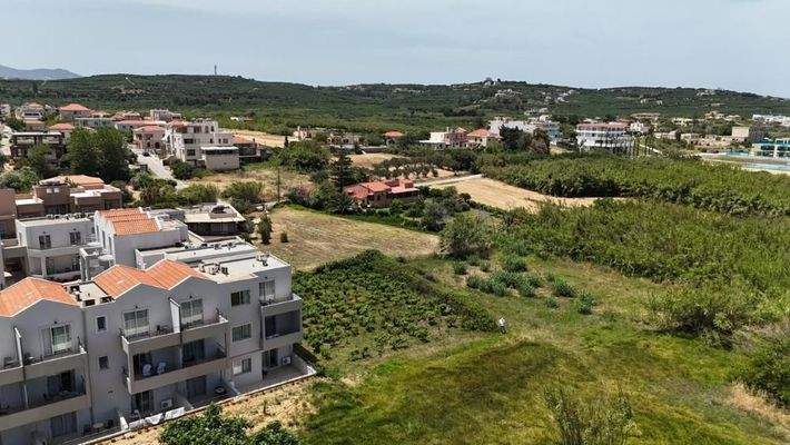 Kreta - Grundstück mit Baugenehmigung für 2 Residenzen in zweiter Linie vom Strand von Maleme zu verkaufen