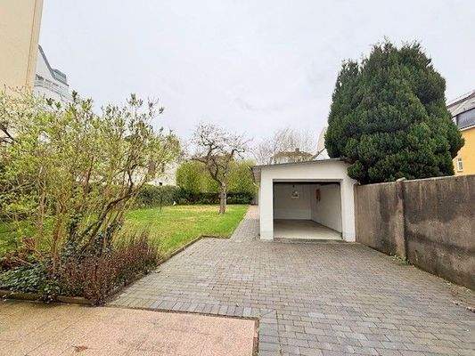 Hofseite mit Garage.jpg