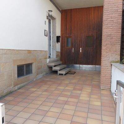 Hauseingang und Kellereingang