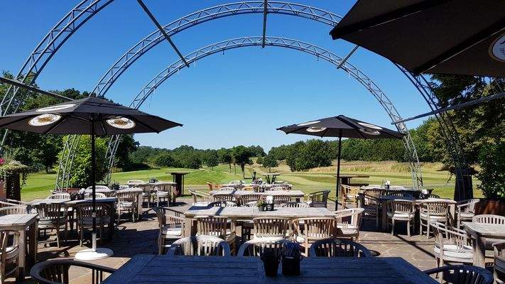 Sonnenterrasse als Erweiterung der Clubgastronomie