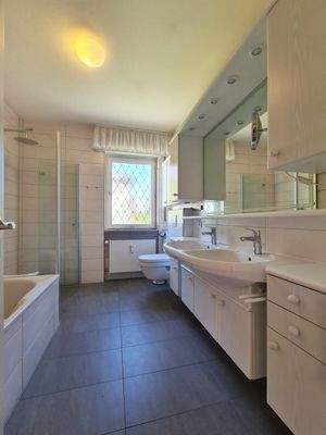 Modernes Tageslichtdusch- & Wannenbad (EG)