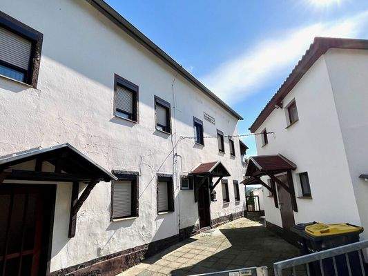 Hauszugänge und Nebengebäude