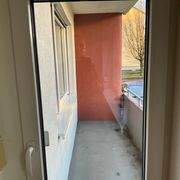 Balkon mit roter Wand