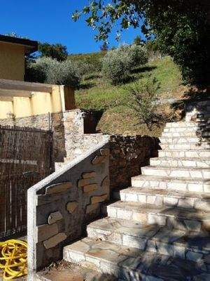 zur Anhöhe mit Olivenhain