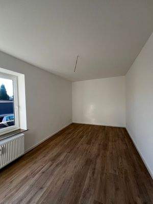 Helles Zimmer mit Holzboden