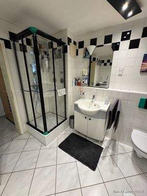 Badezimmer mit Dusche