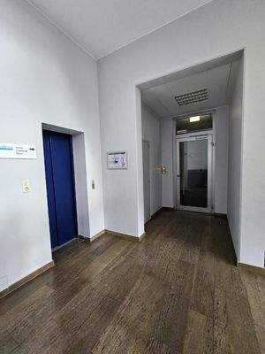 Aufzug / Zugang Büro
