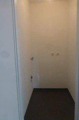 Abstellraum mit Waschmaschinenanschluss