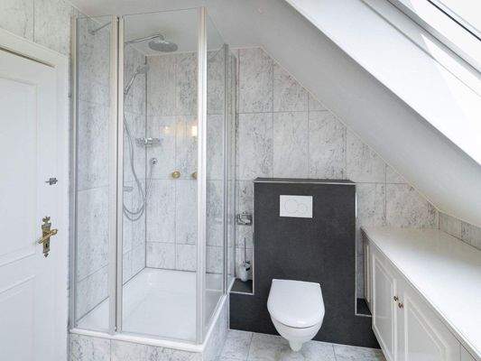 Duschbad mit Regendusche