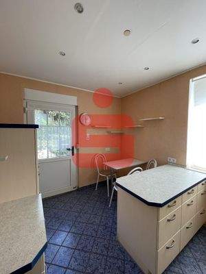 Küche mit Ausgang zum Garten