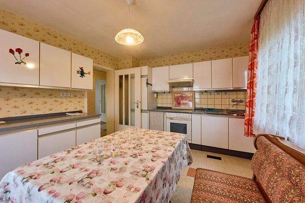 Erdgeschoss, Küche mit Essbereich 