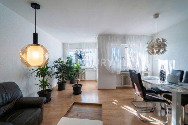 Wohnzimmer mit Zugang zum Balkon