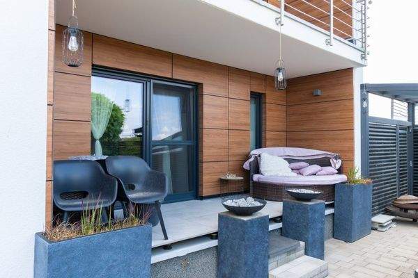 4 Außen Ostseite Terrasse und Balkon (1).jpg