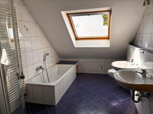 Badezimmer mit Wanne und Dusche