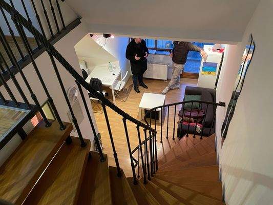 Innenliegende Treppe z. Schlafbereich