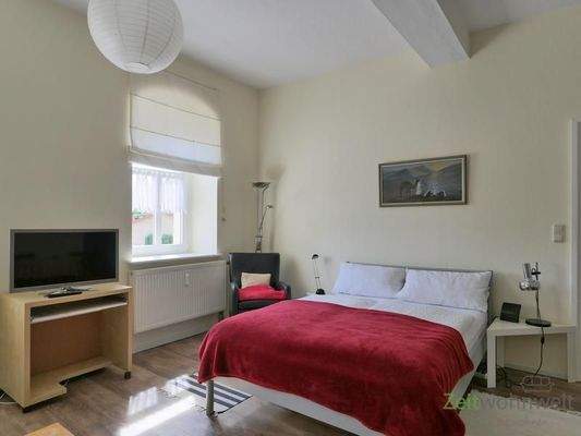 Blick zu TV und Bett