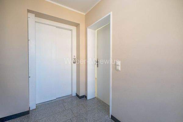 3485 Aufzug + Wohnungstür