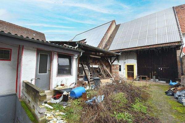 Hof mit Blick auf Scheune