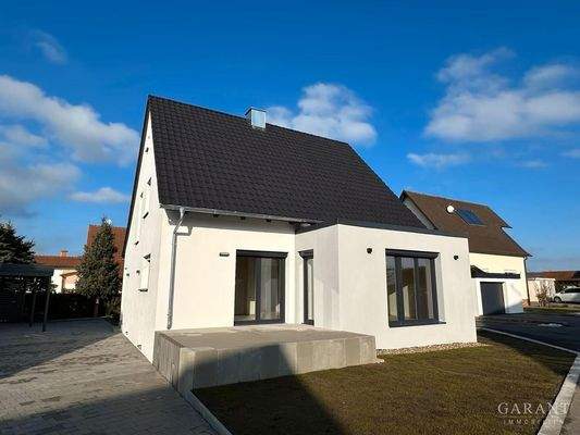 Hausansicht mit Terrasse