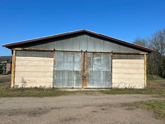 Einfahrt zur großen Lagerhalle